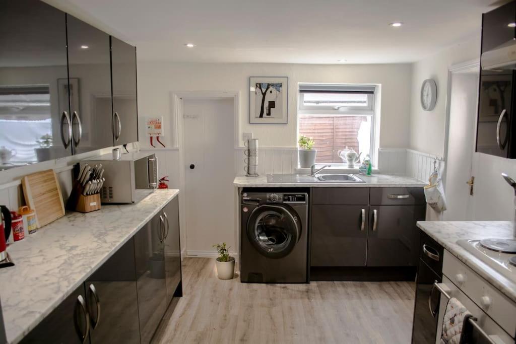 Lovely 3 Bed House In The Heart Of Челтнем Екстер'єр фото