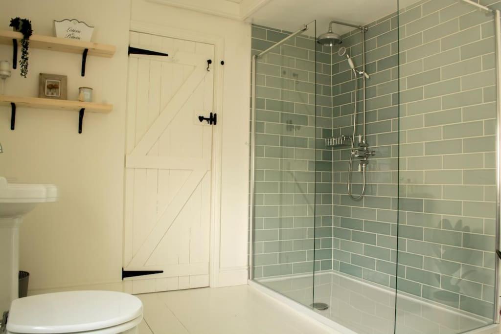 Lovely 3 Bed House In The Heart Of Челтнем Екстер'єр фото